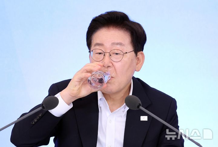 [서울=뉴시스] 조성봉 기자 = 이재명 대통령이 12일 청와대에서 열린 미래성장동력 7대 SEED 보고회에서 물을 마시고 있다. 2026.08.12. suncho21@newsis.com