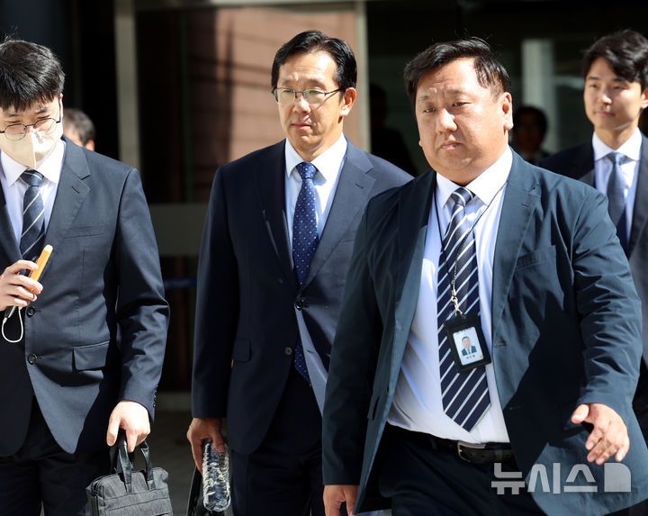 [서울=뉴시스] 박영태 기자 = '채상병 순직 사건' 관련 대통령실의 격노설 은폐에 관여한 혐의를 받는 황유성 전 국군방첩사령관이 12일 오후 서울 서초구 서울중앙지법에서 열린 구속 전 피의자 심문을 끝내고 법원을 나서고 있다. 2026.08.12. since1999@newsis.com