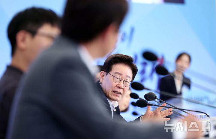 [서울=뉴시스] 조성봉 기자 = 이재명 대통령이 12일 청와대에서 열린 미래성장동력 7대 SEED 보고회에서 발언하고 있다. 2026.08.12. suncho21@newsis.com