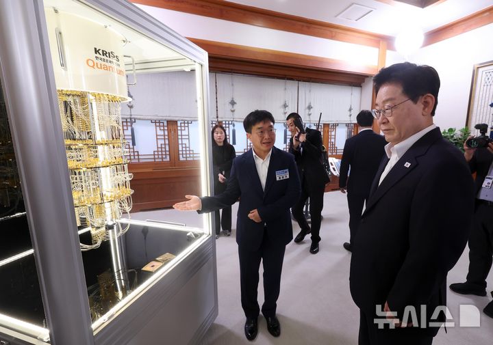 [서울=뉴시스] 조성봉 기자 = 이재명 대통령이 12일 청와대에서 열린 미래성장동력 7대 SEED 보고회에 앞서 초전도 기반 50큐비트 양자컴퓨터 모형 관람을 하고 있다. 2026.08.12. suncho21@newsis.com