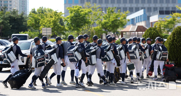 [서울=뉴시스] 김선웅 기자 = 배재고등학교 야구부 선수들이 12일 서울 양천구 목동종합운동장 야구장에서 열린 제54회 봉황대기 전국고교야구대회 1회전 인천고와의 경기를 치르기 위해 경기장으로 입장하고 있다. 2026.08.12. mangusta@newsis.com