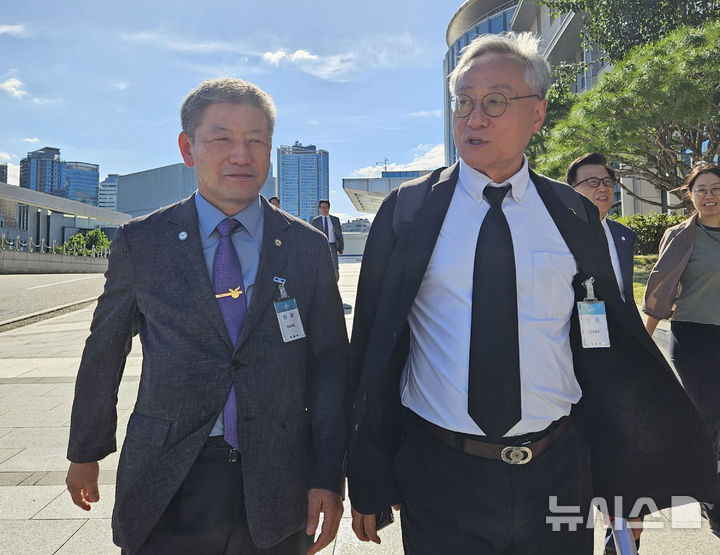 [서울=뉴시스] 옥승욱 기자 = 박판준(오른쪽) 육군사관학교 총동창회장과 황성진 공군사관학교 총동창회장이 12일 서울 용산구 국방부에서 안규백 국방부 장관과 사관학교 통합 정책 관련 논의를 마친 뒤 대화를 나누고 있다. 2026.08.12. okdol99@newsis.com 