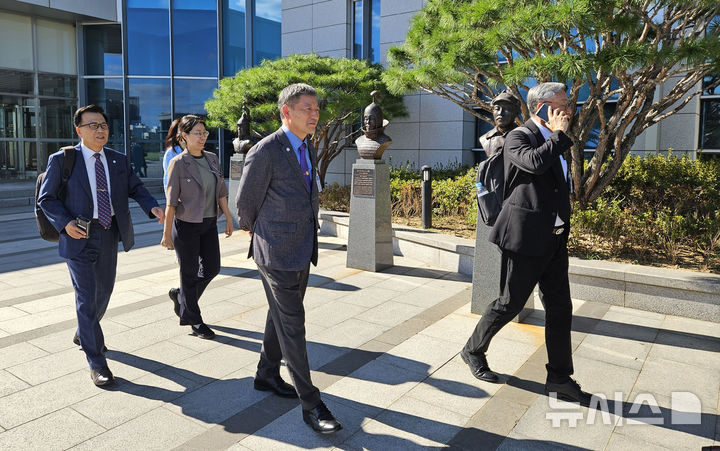 [서울=뉴시스] 옥승욱 기자 = 박판준 육군사관학교 총동창회장과 황성진 공군사관학교 총동창회장 등이 12일 서울 용산구 국방부에서 안규백 국방부 장관과 사관학교 통합 정책 관련 논의를 마친 뒤 나서고 있다. 2026.08.12. okdol99@newsis.com 