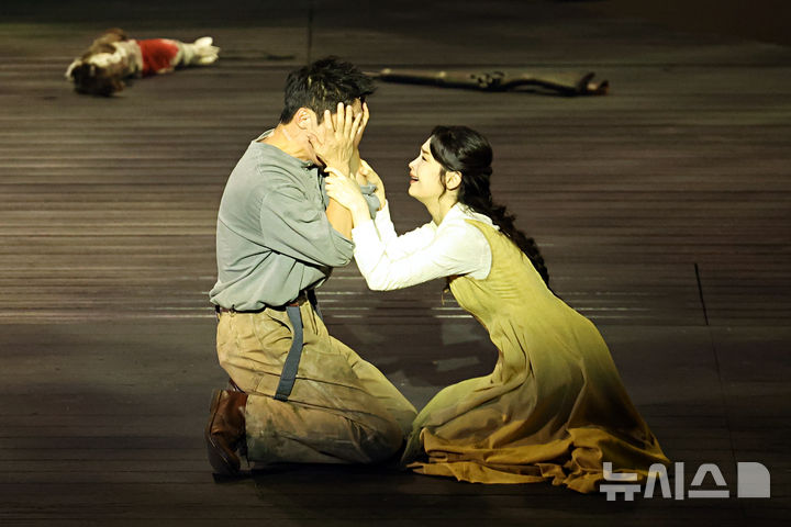 [서울=뉴시스] 김금보 기자 = 연극 '갈매기' 니나 역의 전미도(오른쪽)와 쁘레쁠레프 역의 임철수가 12일 오후 서울 광진구 티켓링크 1975 씨어터에서 열린 프레스콜에서 주요 장면을 선보이고 있다. 2026.08.12. kgb@newsis.com