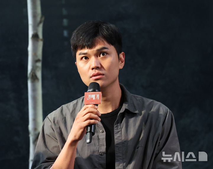 [서울=뉴시스] 김금보 기자 = 연극 '갈매기' 김정 연출이 12일 오후 서울 광진구 티켓링크 1975 씨어터에서 열린 프레스콜에서 질문에 답하고 있다. 2026.08.12. kgb@newsis.com