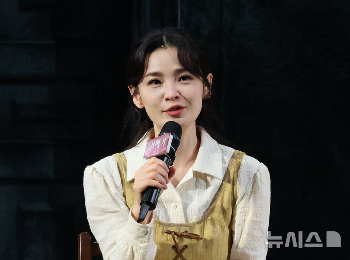 [서울=뉴시스] 김금보 기자 = 연극 '갈매기' 니나 역의 전미도가 12일 오후 서울 광진구 티켓링크 1975 씨어터에서 열린 프레스콜에서 질문에 답하고 있다. 2026.08.12. kgb@newsis.com