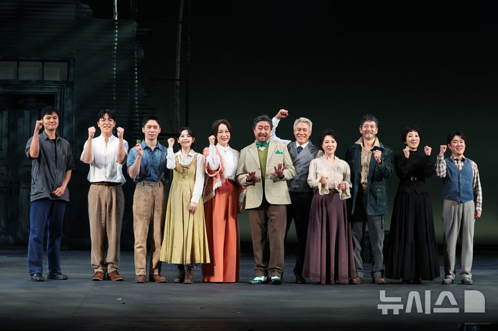 [서울=뉴시스] 김금보 기자 = 연극 '갈매기' 출연진들이 12일 오후 서울 광진구 티켓링크 1975 씨어터에서 열린 프레스콜에서 포즈를 취하고 있다. 2026.08.12. kgb@newsis.com