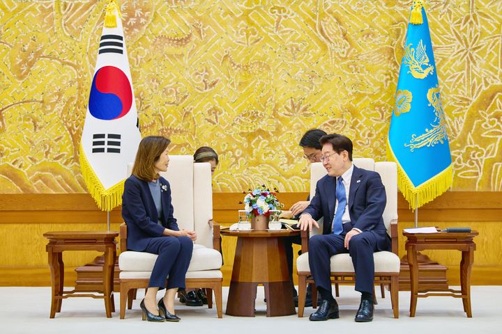 [서울=뉴시스] 조성봉 기자 = 이재명 대통령이 12일 청와대에서 열린 주한대사 신임장 제정식을 마치고 미셸 스틸 주한미국대사와 면담을 나누고 있다.(사진=청와대 제공) 2026.08.12. photo@newsis.com *재판매 및 DB 금지