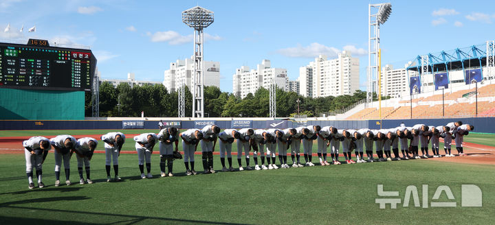 [서울=뉴시스] 김선웅 기자 = 배재고등학교 야구부 선수들이 12일 서울 양천구 목동종합운동장 야구장에서 열린 제54회 봉황대기 전국고교야구대회 1회전 인천고와의 경기 시작 전 인사를 하고 있다. 2026.08.12. mangusta@newsis.com