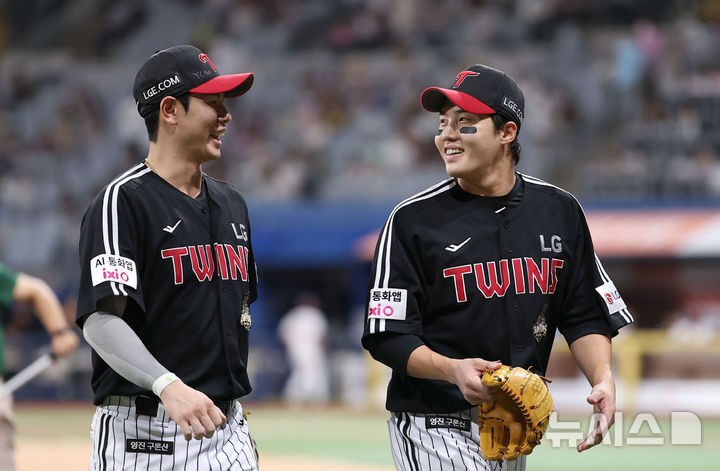 [서울=뉴시스] 김선웅 기자 = 12일 서울 구로구 고척스카이돔에서 열린 2026 KBO 리그 LG 트윈스 vs 키움 히어로즈 경기, LG 선발투수 임찬규와 홍창기가 이닝을 마친 뒤 더그아웃으로 복귀하고 있다. 2026.08.12. mangusta@newsis.com