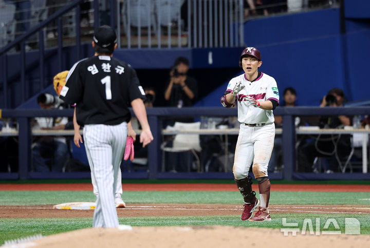 [서울=뉴시스] 김선웅 기자 = 12일 서울 구로구 고척스카이돔에서 열린 2026 KBO 리그 LG 트윈스 vs 키움 히어로즈 경기, 4회말 키움 서건창이 LG 선발투수 임찬규에게 강습타구를 사과하고 있다. 2026.08.12. mangusta@newsis.com