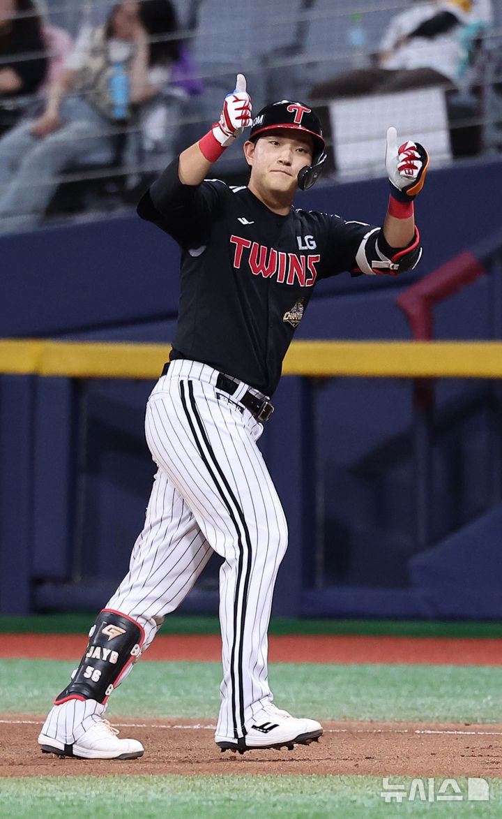 [서울=뉴시스] 김선웅 기자 = 12일 서울 구로구 고척스카이돔에서 열린 2026 KBO 리그 LG 트윈스 vs 키움 히어로즈 경기, 6회초 무사 주자 1루 상황 LG 5번타자 문정빈이 좌익수 앞 1루타를 때린 뒤 세레머니를 하고 있다. 2026.08.12. mangusta@newsis.com