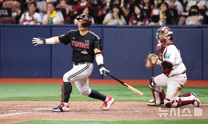 [서울=뉴시스] 김선웅 기자 = 12일 서울 구로구 고척스카이돔에서 열린 2026 KBO 리그 LG 트윈스 vs 키움 히어로즈 경기, 6회초 1사 주자 만루 상황 LG 8번타자 박동원이 희생타를 때리고 있다. 3루주자 문보경 홈인으로 1-0 선취점. 2026.08.12. mangusta@newsis.com