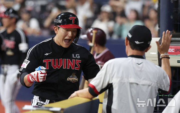 [서울=뉴시스] 김선웅 기자 = 12일 서울 구로구 고척스카이돔에서 열린 2026 KBO 리그 LG 트윈스 vs 키움 히어로즈 경기, 8회초 무사 주자 1루 상황, LG 5번타자 문정빈이 투런 홈런을 때린 뒤 홈인, 더그아웃으로 복귀하며 축하를 받고 있다. 2026.08.12. mangusta@newsis.com