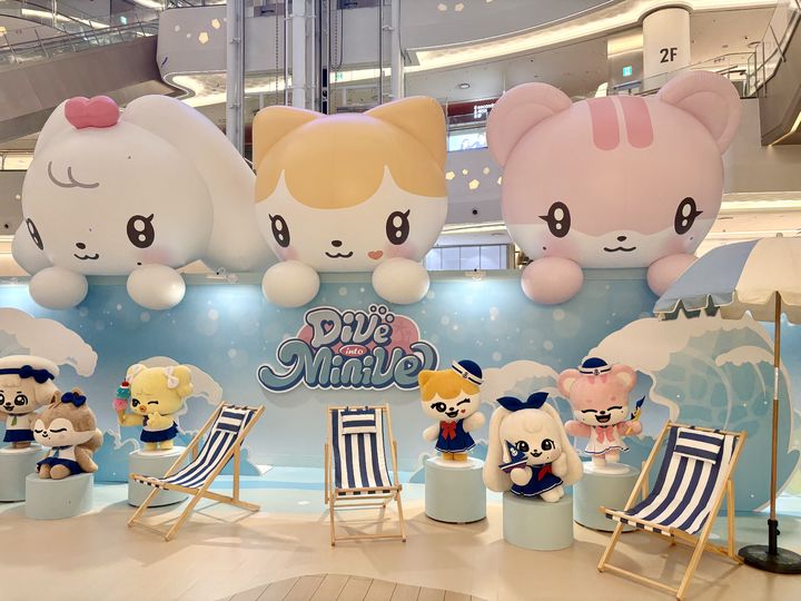 [부산=뉴시스] 롯데백화점 부산본점은 오는 14~23일 백화점 지하1층 키네틱 스테이지에서 아이돌그룹 아이브(IVE)의 공식 캐릭터 팝업스토어 '다이브 인투 미니브 인 부산(DIVE INTO MINIVE in BUSAN)'가 열린다고 13일 밝혔다. (사진=롯데백하점 제공) 2026.08.13. photo@newsis.com *재판매 및 DB 금지