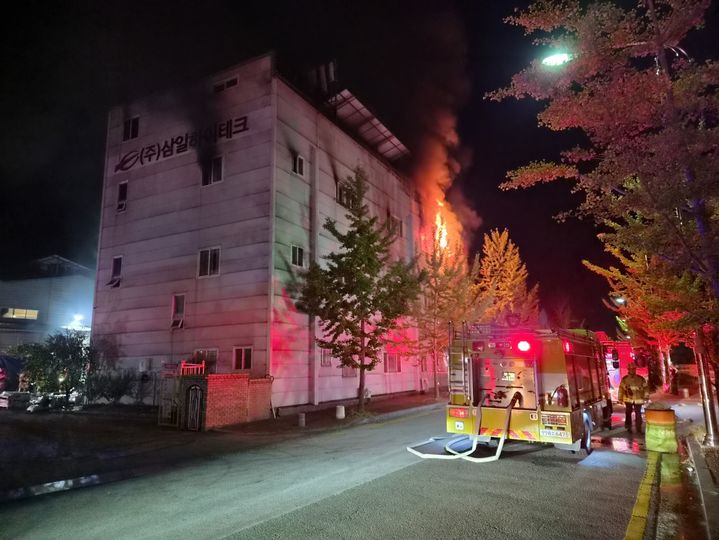 [전남광주=뉴시스] 13일 오전 3시13분께 전남광주 광산구 한 절삭가공 공장 사무실에서 불이 나 소방당국에 의해 47분 만에 꺼졌다. (사진 = 전남광주 소방본부 제공) 2026.08.13. photo@newsis.com *재판매 및 DB 금지