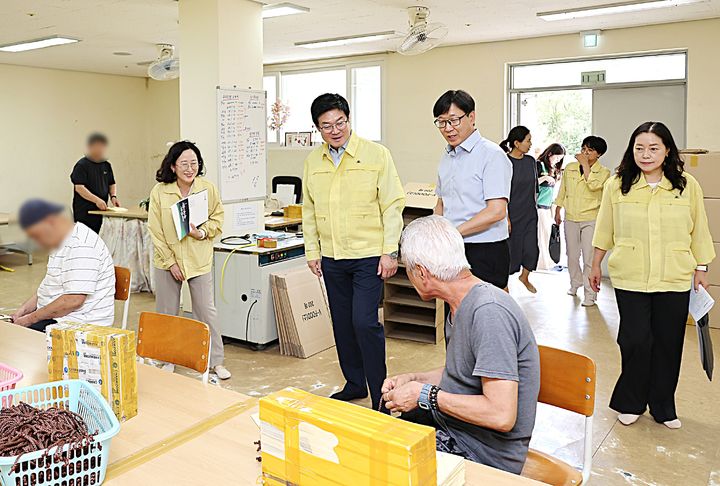 [원주=뉴시스] 구자열 원주시장이 취약계층 보호시설을 찾아 안전점검을 하고 있다. (사진=원주시 제공) 2026.08.13. photo@newsis.com *재판매 및 DB 금지