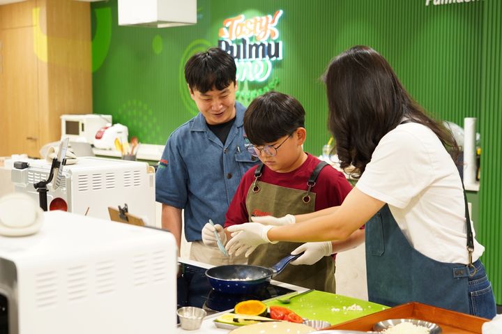 풀무원이 여름방학을 맞아 지속가능식생활 조리학교 '테이스티풀무원'에서 가족 스페셜 클래스를 진행했다. (사진=풀무원 제공) *재판매 및 DB 금지
