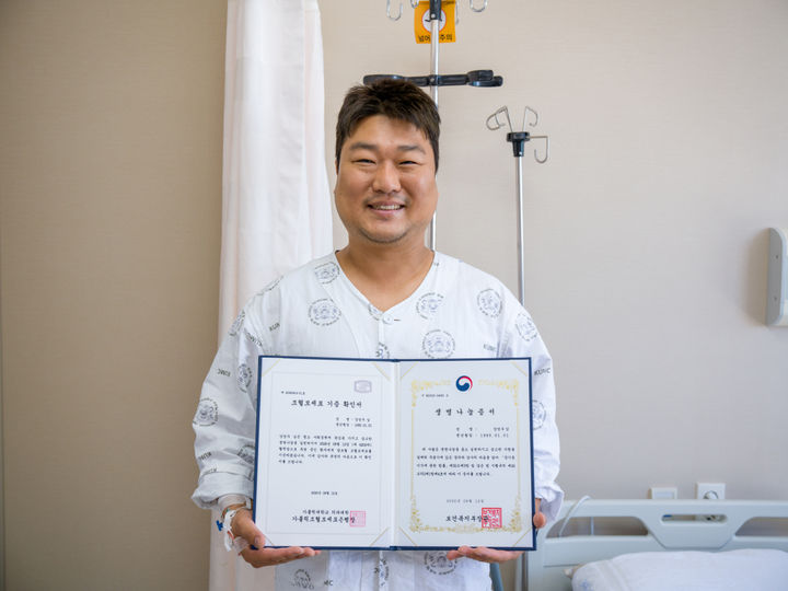 [서울=뉴시스] 강성우 고려대학교 구로병원 영상의학과 주임방사선사가 20년 전 했던 약속을 지키며 한 생명에게 새로운 희망을 전했다. (사진=고대구로병원 제공) 2026.08.13. photo@newsis.com *재판매 및 DB 금지