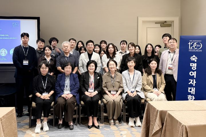 [서울=뉴시스] 숙명여대가 7일 '2026 한미과학자대회'에서 창학 120주년 기념 단독 포럼을 개최하고, 행사 관계자들이 기념 사진을 촬영하고 있다. (사진=숙명여대 제공) 2026.08.13. photo@newsis.com *재판매 및 DB 금지
