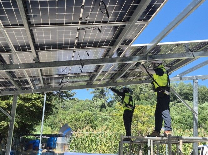 [용인=뉴시스] 융복합지원 사업으로 양지읍의 한 건물 마당에 태양광 모듈을 설치하고 있다. (사진=용인시 제공) 2026. 08. 13. photo@newsis.com *재판매 및 DB 금지