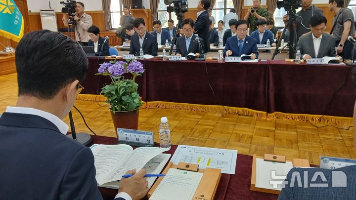 [대전=뉴시스] 조명휘 기자 = 대전시와 더불어민주당 대전시당 당정협의회가 13일 오전 옛 충남도청사 대회의실에서 허태정 시장과 국회의원 등이 참석한 가운데 열리고 있다. 2026.08.13. joemedia@newsis.com