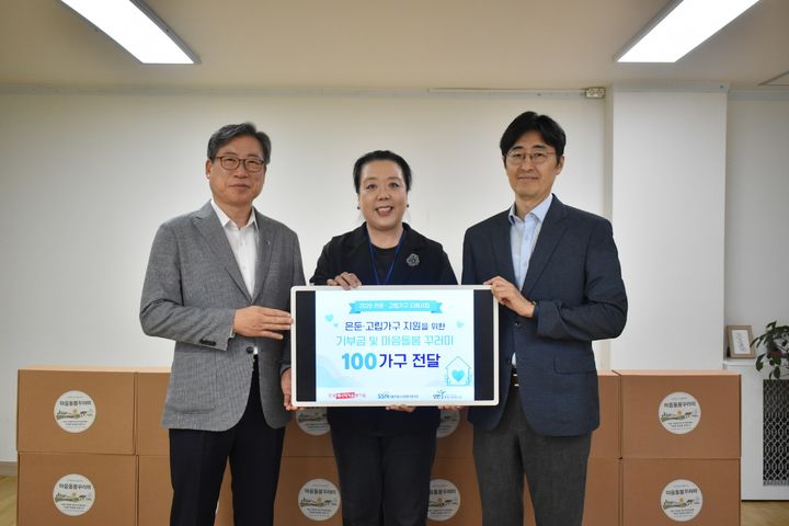 [세종=뉴시스]한국에너지기술평가원이 지난 11일 서울 성민종합사회복지관에서 은둔·고립가구의 일상 회복을 지원하기 위한 기부금과 '마음돌봄꾸러미'를 전달했다고 13일 밝혔다.(사진= 에기평 제공) *재판매 및 DB 금지