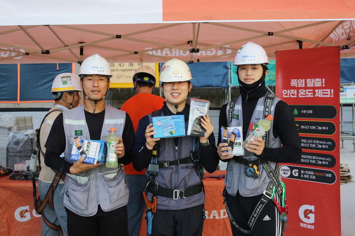 [서울=뉴시스] ㈜한화 건설부문이 롯데칠성음료와 함께 막바지 폭염 속 현장 근로자의 건강과 안전을 지키기 위한 '온열질환 대응 공동 캠페인'을 진행했다고 13일 밝혔다. (사진=한화 제공) 2026.08.13. photo@newsis.com *재판매 및 DB 금지