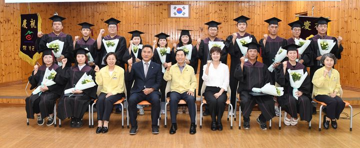 [창녕=뉴시스] 농업인대학 시설채소반 수료식을 하고 기념촬영을 하고 있다. (사진=창녕군 제공) 2026.08.13. photo@newsis.com *재판매 및 DB 금지