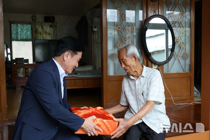 류경완 남해군수, 광복절 맞아 독립유공자 유족 '감사 위문'