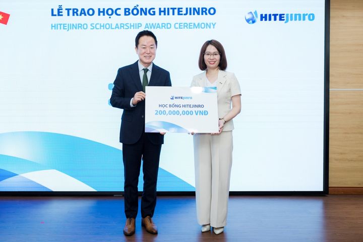 하이트진로가 12일 베트남에서 현지 대학생 장학금 수여식을 개최했다. (좌) 하이트진로 장인섭 대표 (우) 하노이 국립외국어대학교 응웬투이즈엉 한국어 한국문화학부 학과장. (사진=하이트진로 제공) *재판매 및 DB 금지