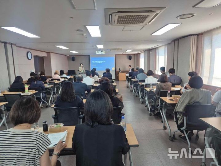 [시흥=뉴시스] 12일 경기 시흥시 ABC행복학습타운에서 열린 '제6기 시흥시 지역사회보장계획 수립 연구' 중간보고회에서 참석자들이 연구진의 발표를 듣고 있다. (사진=시흥시 제공) 2026.08.13. photo@newsis.com 