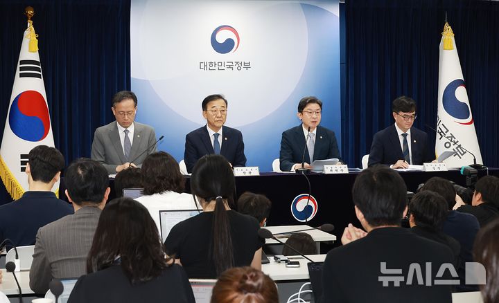 [서울=뉴시스] 이억원 금융위원장과 김윤덕 국토교통부 장관, 임기근 국무조정실장, 이형일 재정경제부 1차관이 13일 오전 서울 종로구 정부서울청사 브리핑실에서 ｢전월세 및 매매시장 안정을 위한 주택 신속공급 방안｣(이하 ‘주택 신속공급 방안’)과 ｢부동산 시장 안정을 위한 금융 종합대책｣(이하 ‘금융 종합대책’)을 발표했다.(사진제공=금융위원회) 2026.08.13. photo@newsis.com