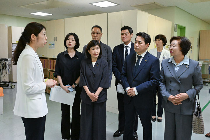 [서울=뉴시스] 임만균 서울특별시의회 의장이 지난 12일 서울 동작구 서울특별시 보라매병원 시설을 둘러보고 있다. (사진=서울시의회 제공) 2026.08.12. photo@newsis.com *재판매 및 DB 금지