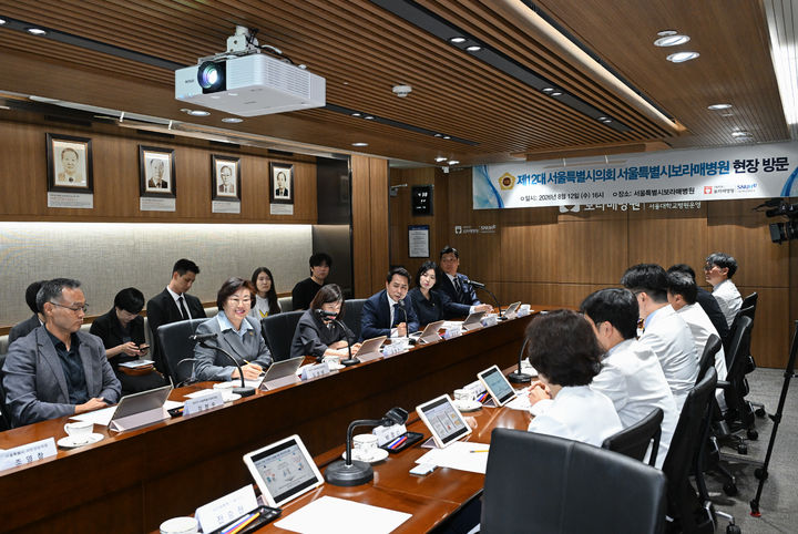 [서울=뉴시스] 임만균 서울특별시의회 의장이 지난 12일 서울 동작구 서울특별시 보라매병원에서 의료진에게 감사 인사를 전하고 있다. (사진=서울시의회 제공) 2026.08.12. photo@newsis.com *재판매 및 DB 금지