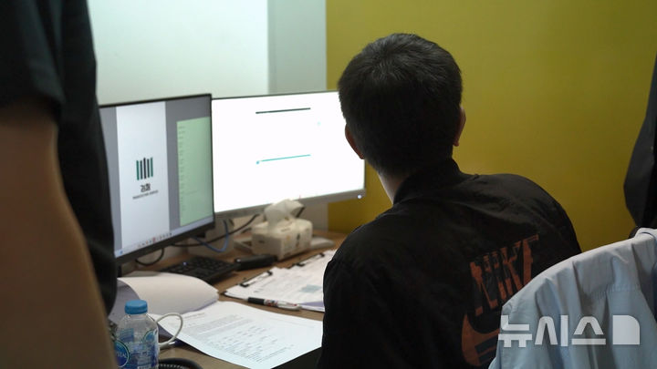 [서울=뉴시스] 태국 방콕에 마련된 보이스피싱 조직의 콜센터에서 조직원이 경찰에 검거되고 있다. 이들은 검찰과 금융감독원 직원을 사칭해 피해자 68명으로부터 약 67억원을 가로챈 혐의를 받는다. (사진=서울경찰청 제공) 2026.08.13. photo@newsis.com