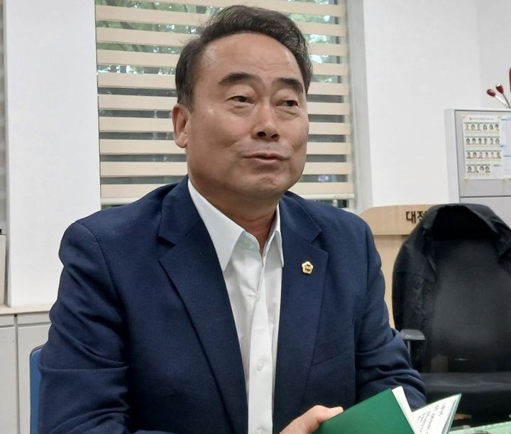 [대전=뉴시스] 조성칠 대전시의회 의장이 13일 오전 시의회 기자실에서 간담회를 열고 공무국외출장비용 반납 방침을 밝히고 있다. (사진=대전시의회 제공) 2026.08.13. photo@newsis.com&nbsp; *재판매 및 DB 금지
