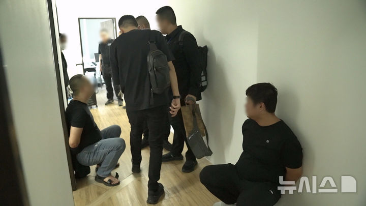 [서울=뉴시스] 태국 방콕에 마련된 보이스피싱 콜센터에서 조직원들이 경찰에 검거돼 있다. 경찰은 지난해 12월4일 태국 경찰과의 국제공조를 통해 현지에서 조직원 13명을 검거했다. (사진=서울경찰청 제공) 2026.08.13. photo@newsis.com