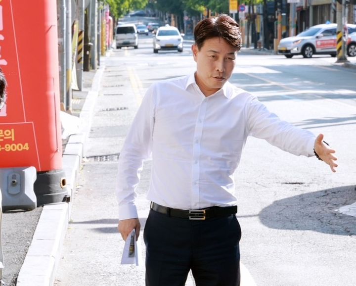 [대전=뉴시스] 조명휘 기자 = 전문학 대전 서구청장이 지난달 29일 직통폰 민원 접수 현장인 관내 공공주택 단지를 살피고 있다. (사진=서구청 제공) 2026.08.13. photo@newsis.com *재판매 및 DB 금지