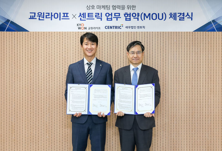 [서울=뉴시스] 서동혁 교원라이프 사업대표(왼쪽)와 마숙룡 세무법인 센트릭 대표가 업무협약(MOU) 체결 후 기념 촬영을 하고 있다. (사진=교원라이프 제공) 2026.8.13. photo@newsis.com *재판매 및 DB 금지