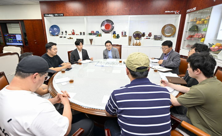 [남원=뉴시스] 양충모 남원시장과 지역 청년협의체 임원들이 남원시 청년정책에 대해 의견을 나누고 있다. *재판매 및 DB 금지