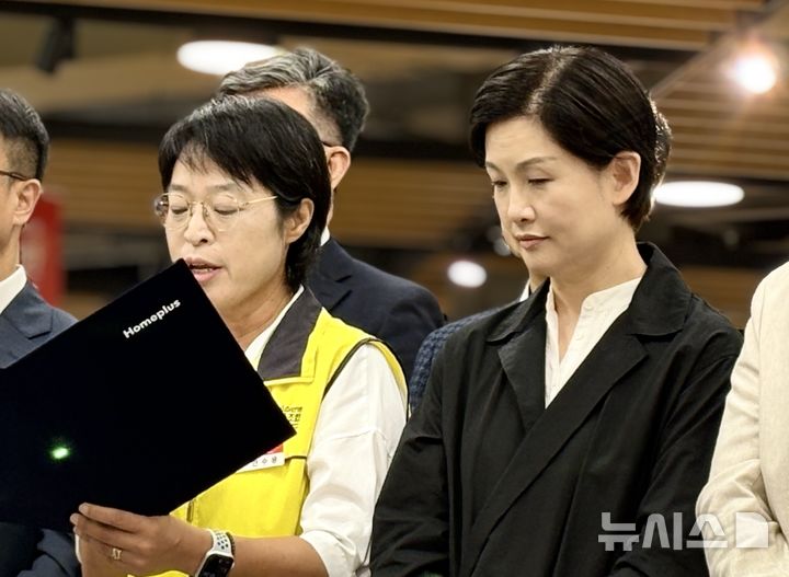 [서울=뉴시스] 권민지 기자 = 홈플러스가 한 달 만에 67개 점포의 정식 영업을 재개하고 13일 오전 서울 홈플러스 강서점에서 '우리동네 홈플러스 우리가 살려요' 기자회견 및 장보기 캠페인을 열었다. 사진은 '홈플러스 정상화를 위한 노사공동선언'을 발표하고 있는 안수용 마트노조 홈플러스지부장(왼쪽)과 조주연 홈플러스 대표(오른쪽). 2026.08.13. ming@newsis.com