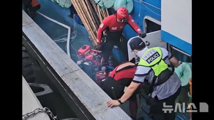 [제주=뉴시스] 12일 제주 서귀포시 모슬포 해상에서 어선 충돌 사고로 침수가 발생해 해경이 조치하고 있다. (사진=서귀포해양경찰서 제공) 2026.08.13. photo@newsis.com 
