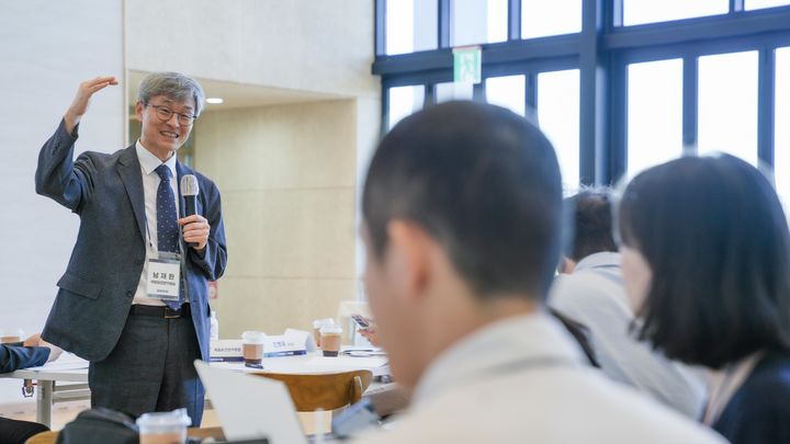 [서울=뉴시스] 남재환 국립보건연구원장이 12일 고대구로병원에서 열린 mRNA 백신 국내 기술 개발 현황과 계획 출입기자단 설명회에서 발언하는 모습 (사진=질병관리청 제공) 2026.08.13. photo@newsis.com&nbsp; *재판매 및 DB 금지