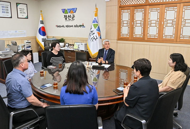 13일 군수집무실에서 최승준 정선군수와 관계 공무원, 콜센터 직원들이 참석한 가운데 ‘2026년 정선군 민원상담 콜센터 직원 간담회’를 개최하고 있다.(사진=정선군 제공) *재판매 및 DB 금지