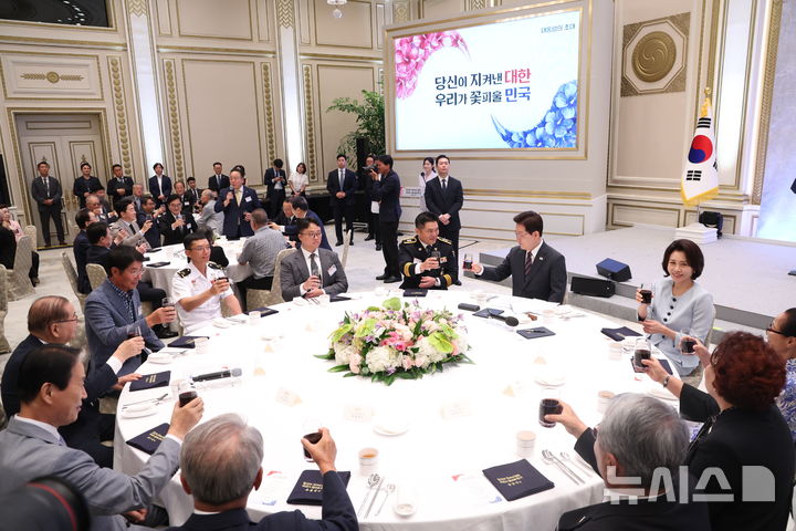 [서울=뉴시스] 조성봉 기자 = 이재명 대통령이 13일 청와대 영빈관에서 열린 국가유공자 및 보훈 가족 초청 오찬 행사에서 참석자들과 건배를 하고 있다. 2026.08.13. suncho21@newsis.com