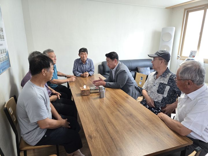 "주민 일상 속으로" 정영철 영동군수, 휴가중 미화원들과 구슬땀