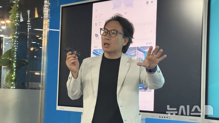 [서울=뉴시스] 윤정민 기자 = 김종광 마에스트로 포렌식 대표가 13일 오전 서울 금천구 인섹시큐리티 독산 교육센터에서 '마에스트로 위즈덤 AI 글래스'와 '마에스트로 위즈덤 생성형 AI' 포렌식 솔루션을 소개하고 있다. 2026.08.13. alpaca@newsis.com