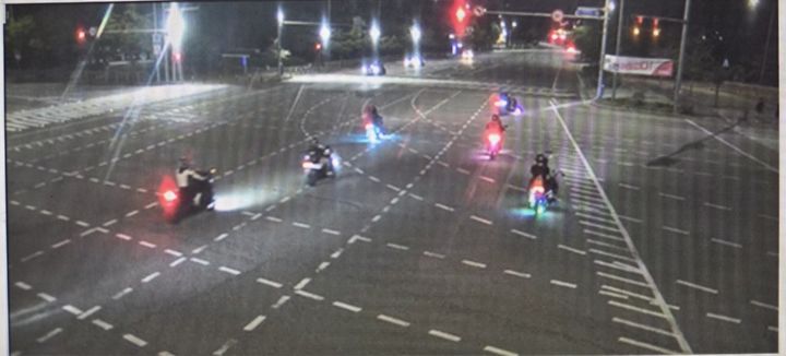 [서울=뉴시스] 서울 영등포경찰서는 지난 10일 새벽 시간대 마포대교 남단 사거리에 집결해 신호위반과 중앙선침범 등을 일삼은 20명을 검거해 수사 중이라고 13일 밝혔다.(사진=영등포경찰서 제공)2026.08.13.photo@newsis.com *재판매 및 DB 금지