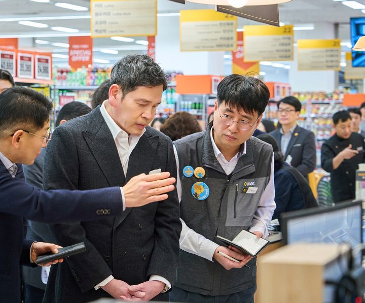 [서울=뉴시스] 현장 경영에 나선 정용진 신세계그룹 회장. (사진=신세계그룹 제공) *재판매 및 DB 금지